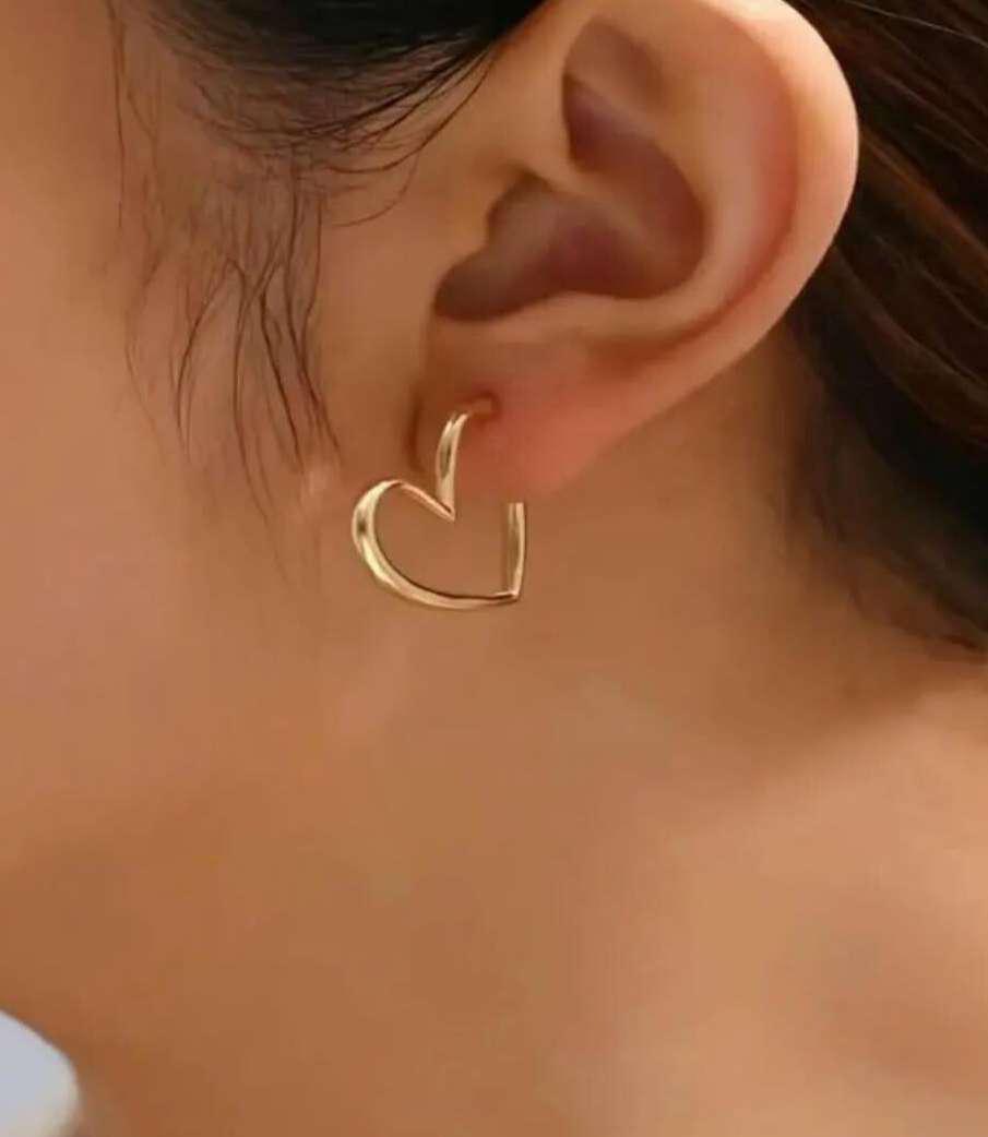 Heart Hoop Earrings – Minimal Golden Hoop Jewelry on Model Heart hoop earrings in golden finish with minimal modern design